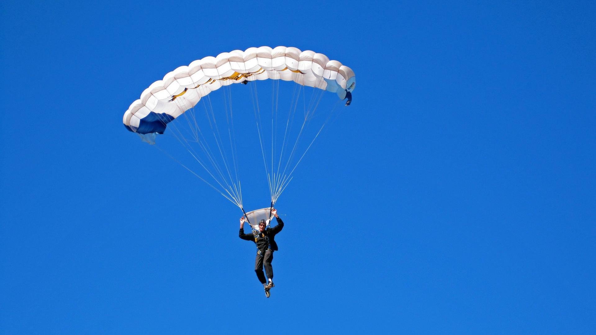 高山攀岩惊险比赛,追求巅峰的勇气,高空攀岩视频